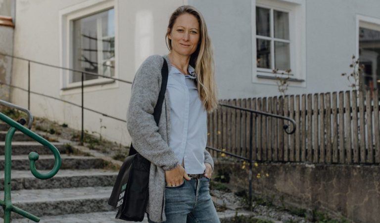 Frau Tanja Matz lächelt zur Kontaktaufnahme