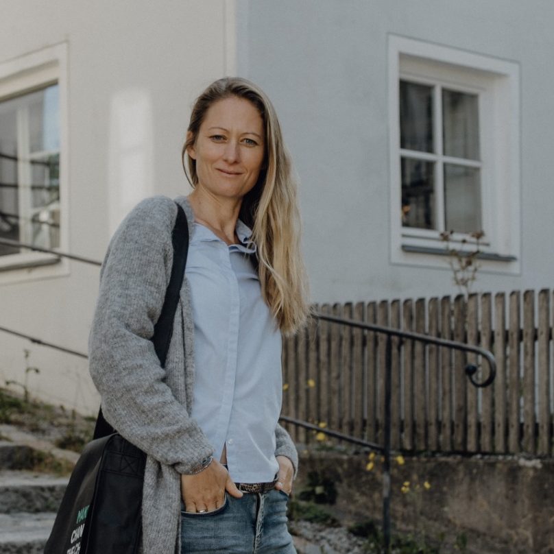 Frau Tanja Matz lächelt zur Kontaktaufnahme