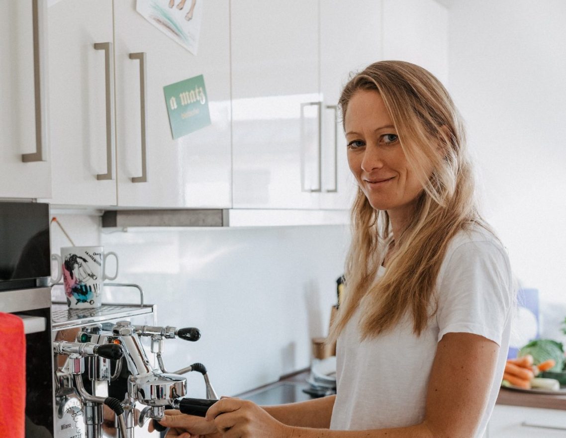 Frau Tanja Matz macht Kaffee an einer Kaffeemaschine