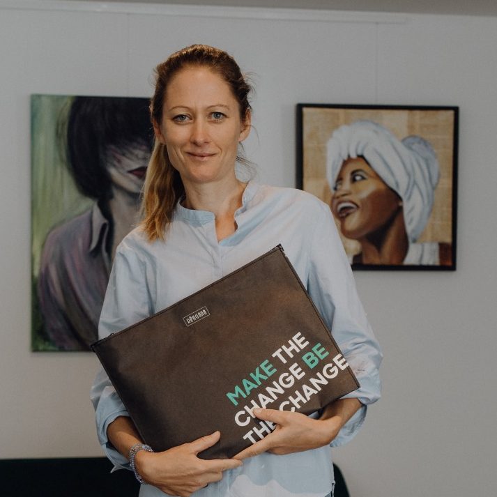 Frau Tanja Matz begrüßt Gesprächspartner mit Tasche